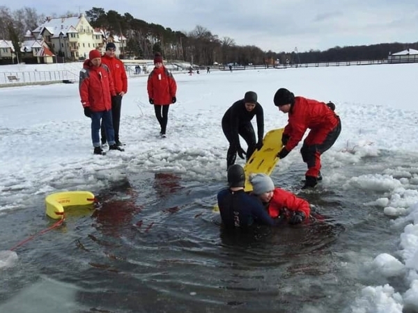 Ratownicy WOPR Sława ćwiczyli udzielanie pomocy na lodzie