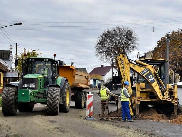 Roboty przy budowie sieci wodno-kanalizacyjnej w Lipinkach.