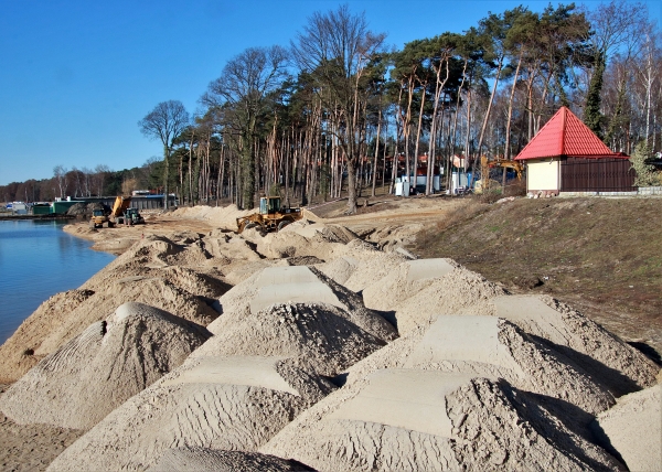 Prace przy budowie nowej plaży