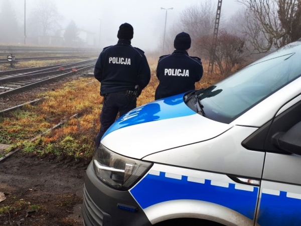 Policjanci ze Wschowy i Rawicza uratowali mężczyznę, który chciał rzucić się pod pociąg