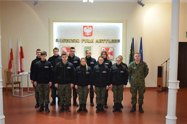 Uczniowie ZSP w Sławie w jednostce wojskowej w Sulechowie